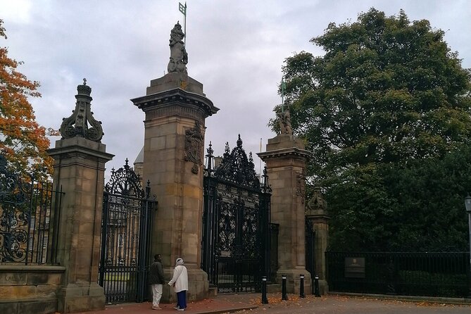 A History of Witchcraft in Edinburgh: A Self-Guided Audio Tour - Holyrood to Castle Hill via the Royal Mile, where the story gains momentum