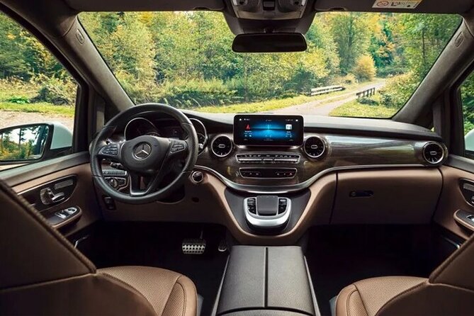 Arrival Transfer Edinburgh Airport EDI to Edinburgh by Minivan - The Vehicle: Mercedes V-Class Comfort for Real Groups