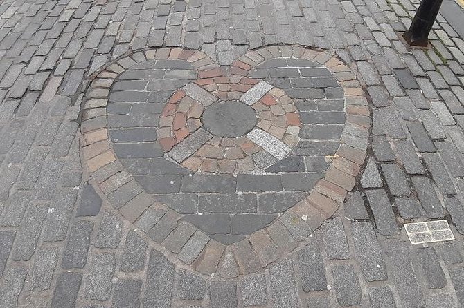 Curious Tales of the Royal Mile - Private Walking Tour - Castlehill and the Edinburgh Castle area: Dundee, Allan Ramsay, and water woes