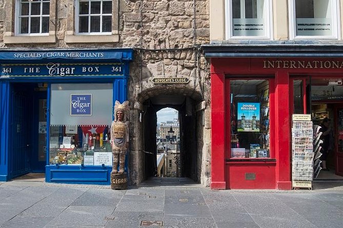 Curious Tales of the Royal Mile - Private Walking Tour - Alleys and back courts on the Royal Mile: blackbirds, David Hume, and fake news