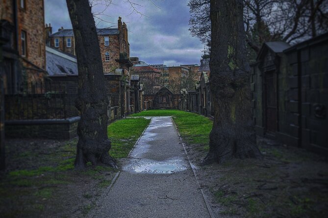 Dark History and Ghost Tour of Edinburgh - Edinburgh after 6 pm: what this ghost walk is really like