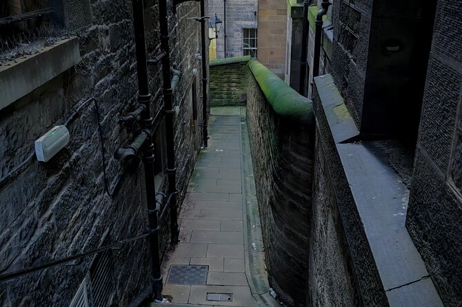 Dark History and Ghost Tour of Edinburgh - Stop 1, St Giles’ Cathedral and the Heart of Midlothian