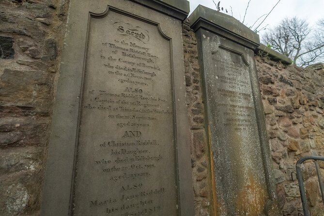 Dark History and Ghost Tour of Edinburgh - Stop 2, Mercat Cross and the city’s 17th-century grip