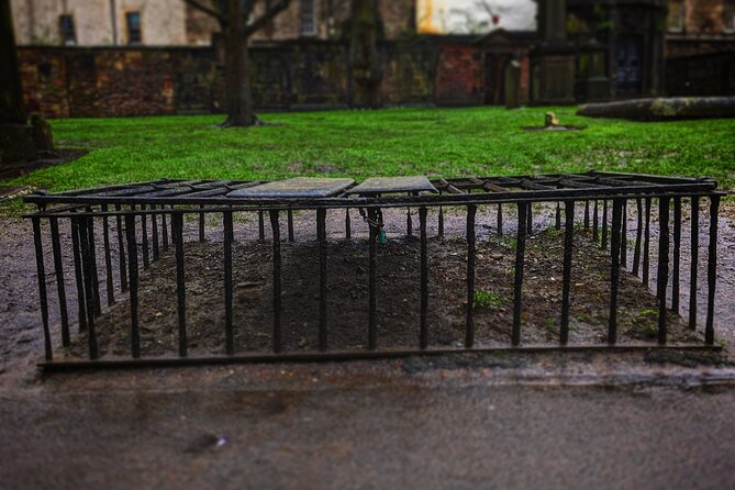 Dark History and Ghost Tour of Edinburgh - Stop 4, Victoria Street and the wizard connection