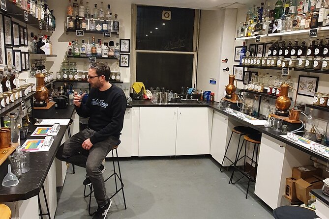 Distill a bottle of Gin on mini copper stills - Distilling on mini copper stills: watching your gin take shape