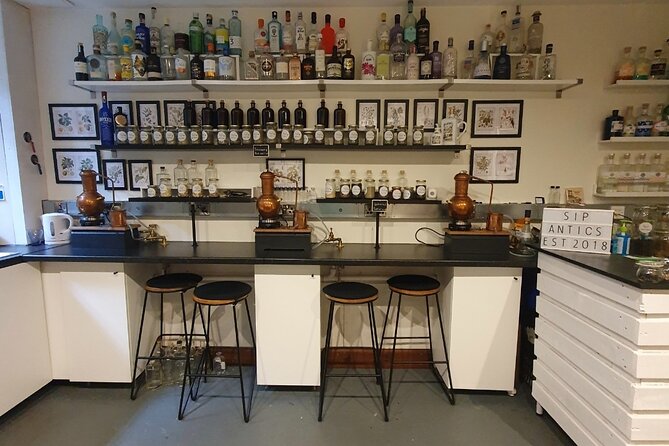 Distill a bottle of Gin on mini copper stills - Practical tips for your day at the Cumberland Bar