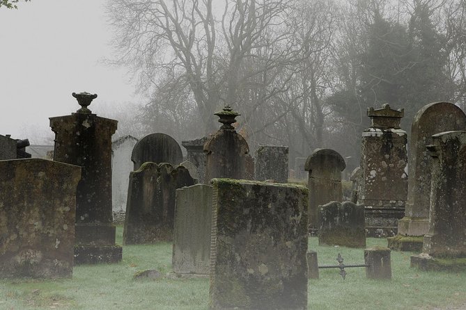 Edinburgh 2 Hour Nighttime Ghost Tour Italian Tour Guide - Nightfall in Edinburgh’s Old Town: what the 2-hour format really delivers