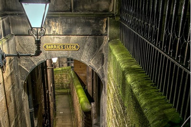 Edinburgh 2 Hour Nighttime Ghost Tour Italian Tour Guide - Old Town closes and the darker side of Edinburgh history