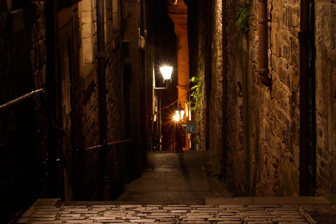 Edinburgh 2 Hour Nighttime Ghost Tour Italian Tour Guide - Greyfriars Cemetery: when the paranormal reputation takes over