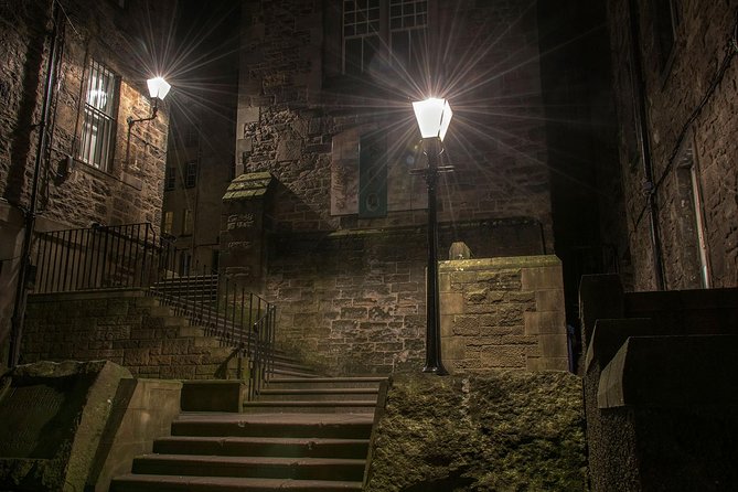 Edinburgh 2 Hour Nighttime Ghost Tour Italian Tour Guide - Edinburgh Castle ghost moment, and the one key thing not included