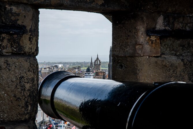 Edinburgh Castle: Guided Walking Tour with Entry Ticket - Guides make the difference: what you can expect from the storytelling