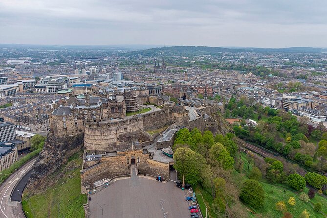 Edinburgh Castle: Guided Walking Tour with Entry Ticket - The guided route: stories at major castle sites, with photo pauses built in