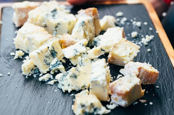 Edinburgh Cheese Crawl : Guided Food Tour - How the tastings usually play out at cheese shops