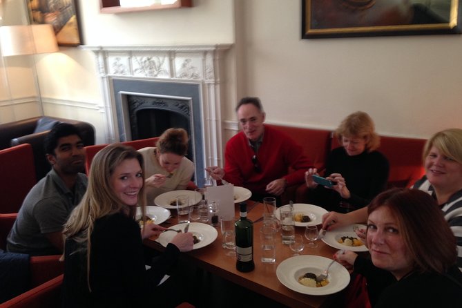 Edinburgh Food & Drink Tour with EatWalk Tours - A short walk that gives Edinburgh context fast