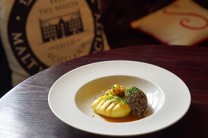 Edinburgh Food & Drink Tour with EatWalk Tours - Edinburgh Castle stories, with the tasting built in