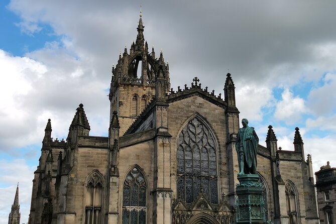 Edinburgh Old Town Private Self-Guided Tour - City Chambers (Built 1760) and Civic Life You Can Spot