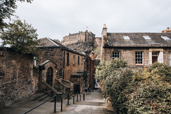Edinburgh: Old Town's Highlights Walking Tour - Key highlights worth showing up for