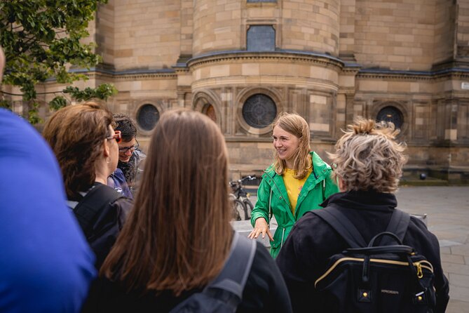 Edinburgh: Pubs & History Walking Tour with Beer Tasting - Two hours of Old Town plus beer tastings, starting at St Giles