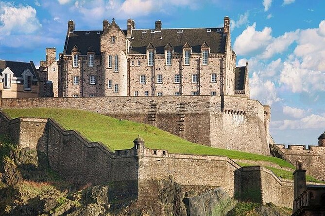 Edinburgh Skip-the-Ticket-Line Castle Walking Tour - National War Museum Scotland: Battles That Shaped the Rock