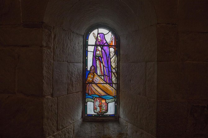 Edinburgh Skip-the-Ticket-Line Castle Walking Tour - St Margaret’s Chapel, Dog Cemetery, and the Weird Stuff You’ll Remember