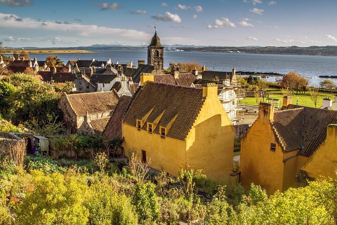 Edinburgh: The Outlander, Palaces & Jacobites Tour - Meeting in Edinburgh and settling into a small group