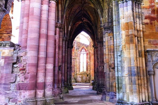 From Edinburgh: 1-day Outlander Tour - attractions included - Culross: Cobblestones, Culross Palace, and a Quick Cranesmuir Walk