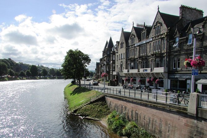 Glasgow: Loch Ness, Inverness & The Highlands - 2 Day Tour - Fort William and the Commando Monument, a Ben Nevis moment without the climb