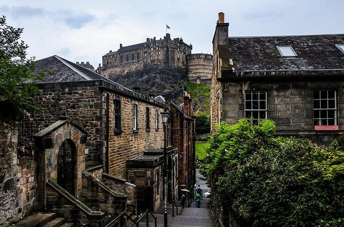Guided 60-Minute Photography and sightseeing Tour in Edinburgh - Stop 2: St Giles’ Cathedral, Getting Angles and Lighting to Behave