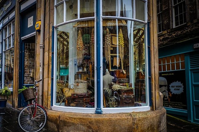 Guided 60-Minute Photography and sightseeing Tour in Edinburgh - Stop 4: Bakehouse Close, Texture, Tight Corners, and Hashtag Thinking