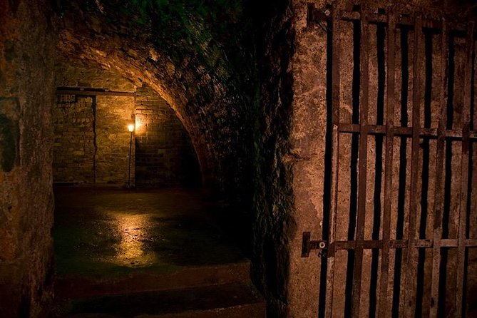 Haunted Vaults Walking Tour in Edinburgh - Meeting spot at 300 Lawnmarket, then ending at 45 Niddry St