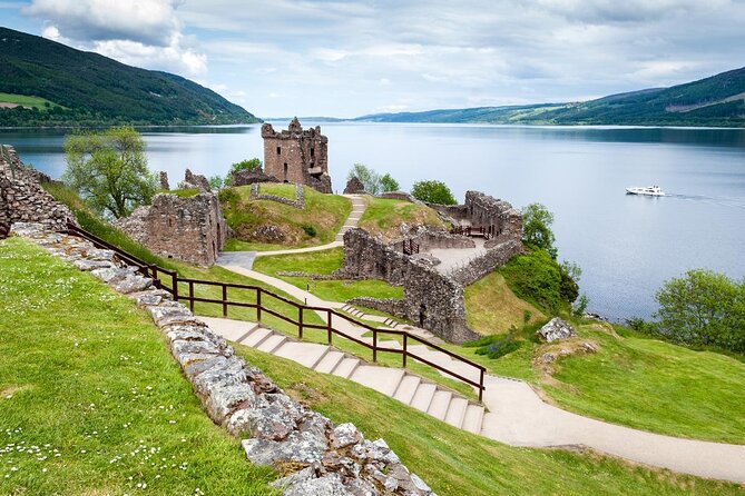 Highland Mystique and Hogwarts Private Journey from Inverness - Stop 2: Commando Memorial for WWII Remembrance (1 Hour 20 Minutes)