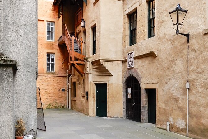 Highlights from Edinburgh’s Old Town: A Self-Guided Audio Tour - Riddle’s Court: stepping into a hidden merchant-house past