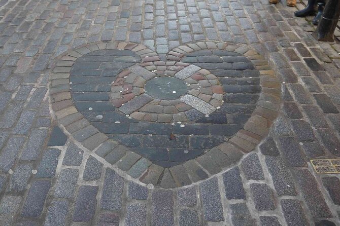Highlights from the Royal Mile: A Self-Guided Audio Tour - Netherbow Port, Canongate Kirk, and the walk’s big finish at Holyroodhouse
