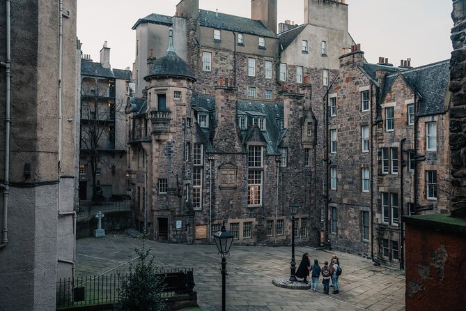 Immersive Old Town Ghost Walking Tour in Edinburgh - Old Town closes: the gore stories on the cobbles