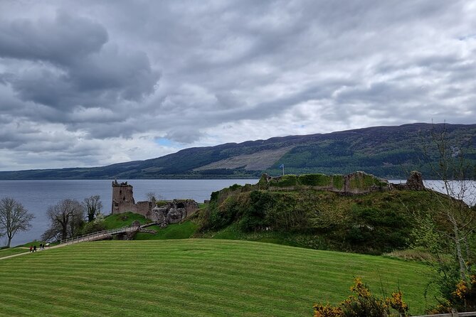 Lochness and Inverness day Tour - Cawdor Castle and Gardens: room-by-room audio walking