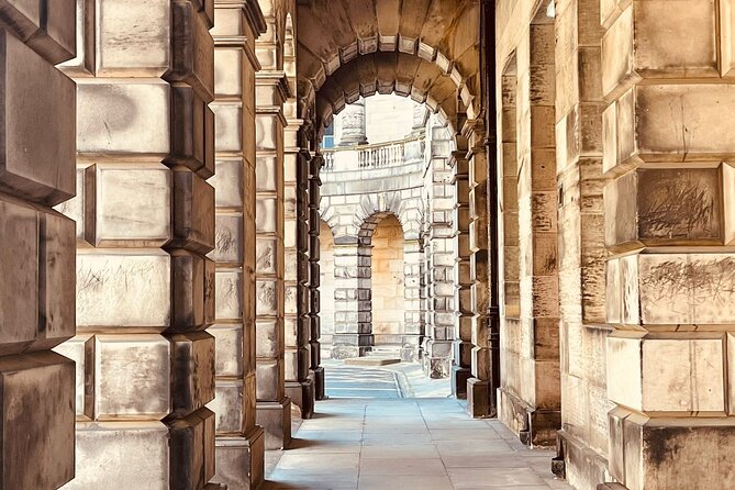 Old Town Walking Tour - Mercat Cross and Niddry Street: freedom proclamations and hidden tales