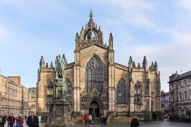 Private 4h Walking Tour in Edinburgh with Edinburgh Castle Tour - What you actually pay for: private guiding plus Castle tickets