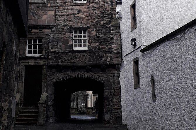 Private Dark History Tour: Eerie Edinburgh - Language and guide energy, based on what you can expect