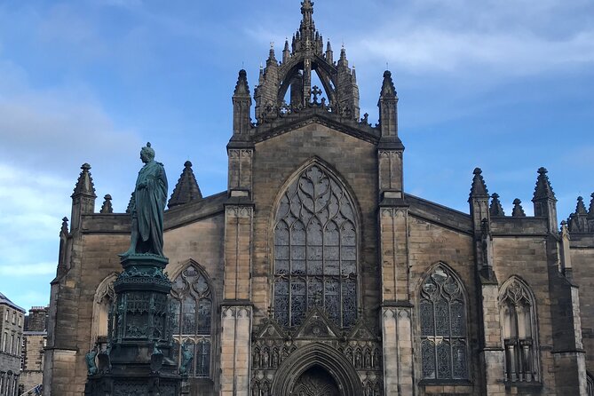 Private Edinburgh City 4-Hour Guided Tour in a black cab LEVC TX - Scottish Parliament and Surgeons’ Hall: unexpected stops that change your perspective