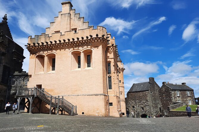 Private Stirling Day Guided Tour in the Premier Classic LEVC TXE - Stop 1 Stirling Castle, 15th-Century Power With Crowned-Reign Energy