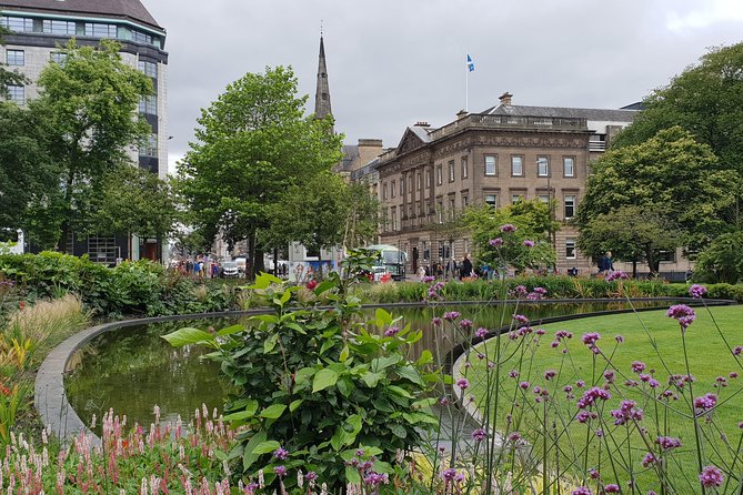 Public guided tour of Edinburgh at a minimum price - in French - Why This Old Town and New Town Combo Works