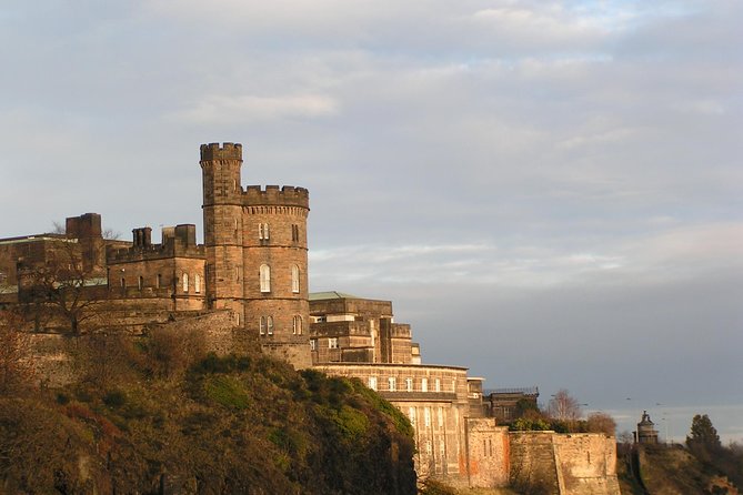 Public guided tour of Edinburgh at a minimum price - in French - Walking Through the Old Town Closes Like You Mean It