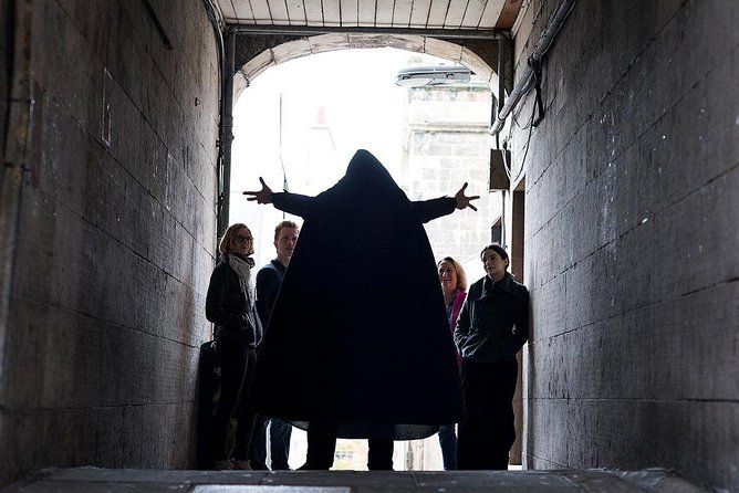 Small Group Ghost Tour incl. Underground Vaults & free drink in Megget's Cellar - Old Town closes and wynds: witchcraft and restless spirits above ground