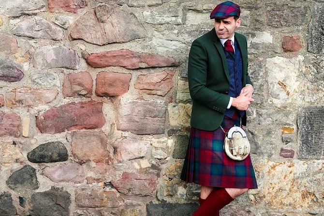 The Mountebank Comedy Walk of Edinburgh - Entering Edinburgh’s Old Town with a kilted comedian
