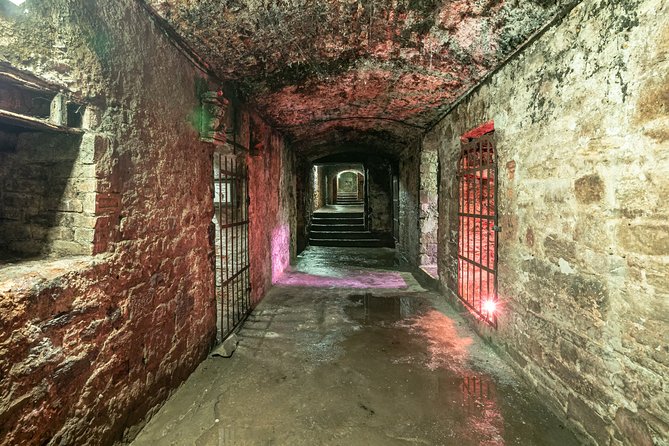 Underground Vaults Walking Tour in Edinburgh Old Town - From 300 Lawnmarket to the vault entrance: what your walk is like